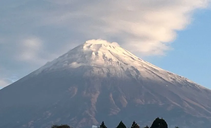 japans-iconic-mount-fuji-famous-for-its-blanket-of-snow-is-finally-covered-in-white