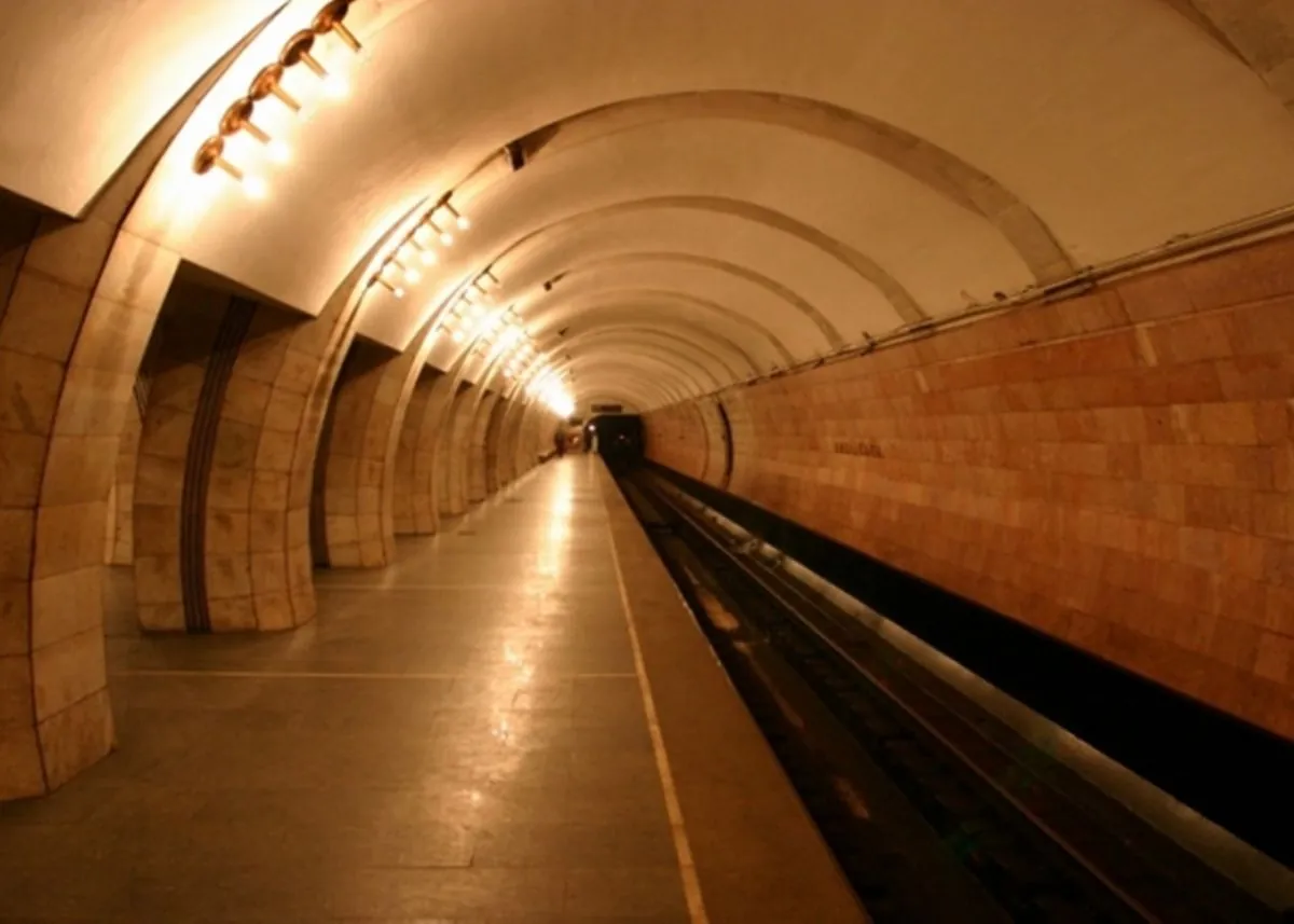 In Kyiv, a woman fell under a train at the Lybidska metro station