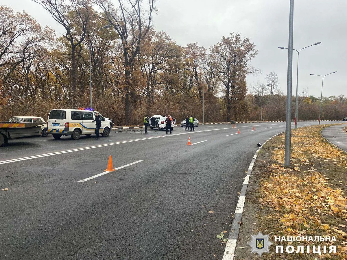 В Харькове такси столкнулось с легковушкой: двое пострадавших