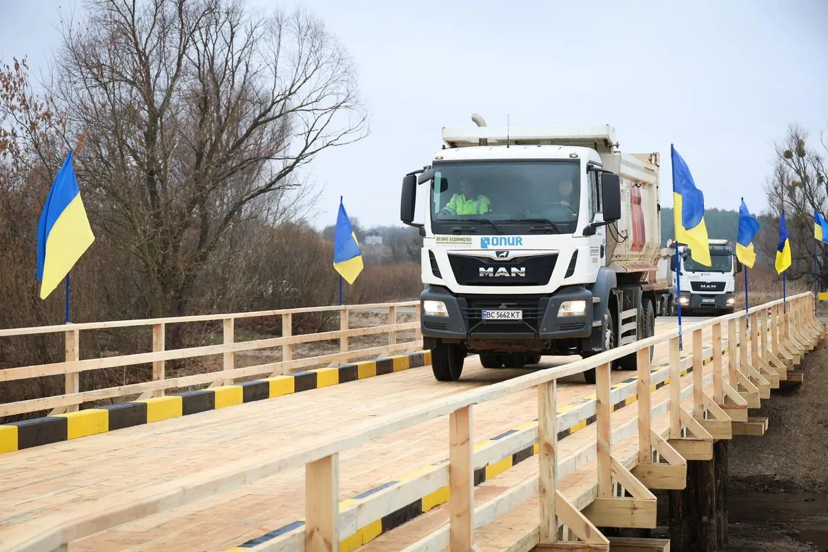 На Київщині відкрили рух тимчасовим мостом по новій вісі через річку Тетерів