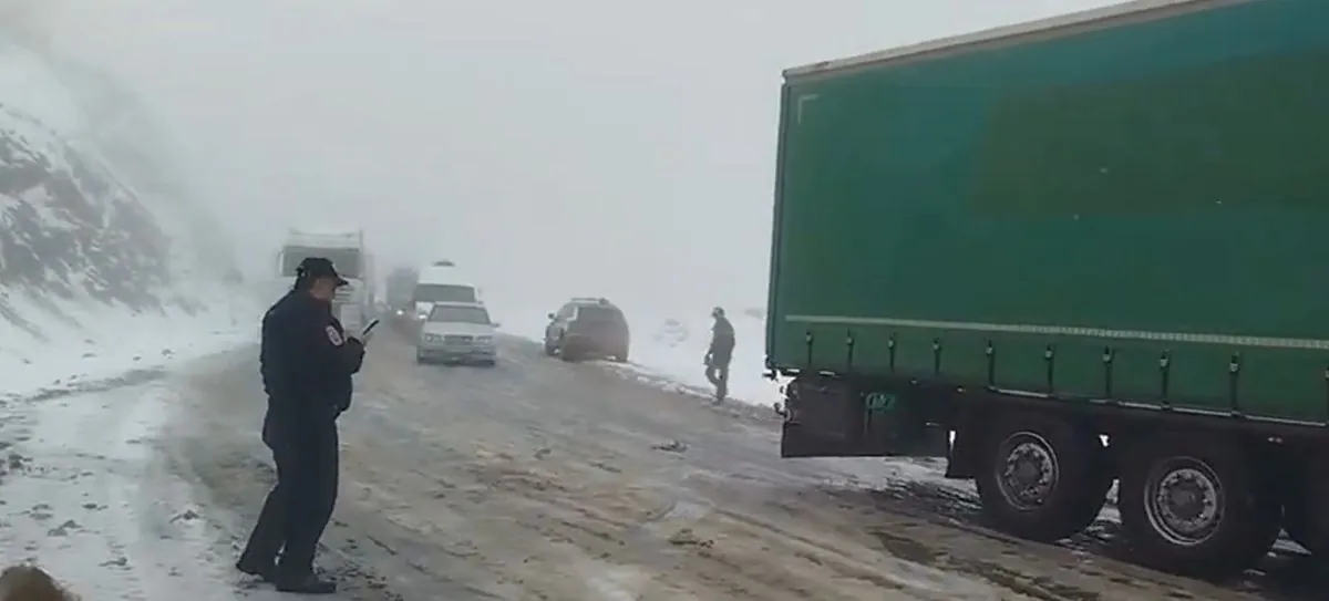 In Armenia, unexpected snow trapped hundreds of cars on a mountain road