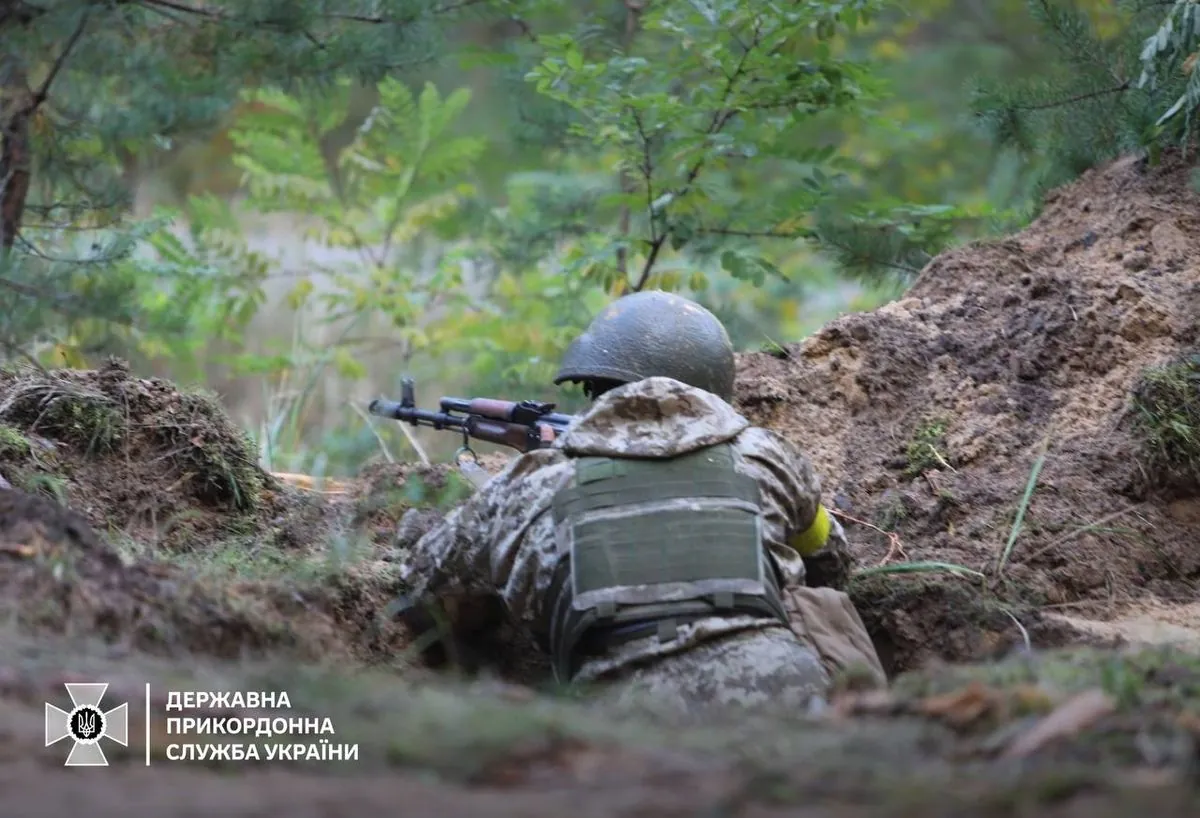 Сили оборони знайшли на кордоні з Чернігівщиною російський триколор: у ДПСУ пояснили ситуацію