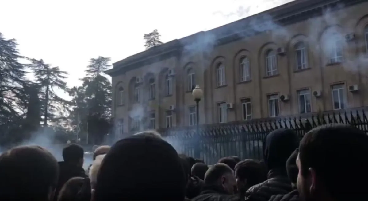 Protests in Abkhazia: gunshots and smoke in front of parliament over agreement on russian “investments”