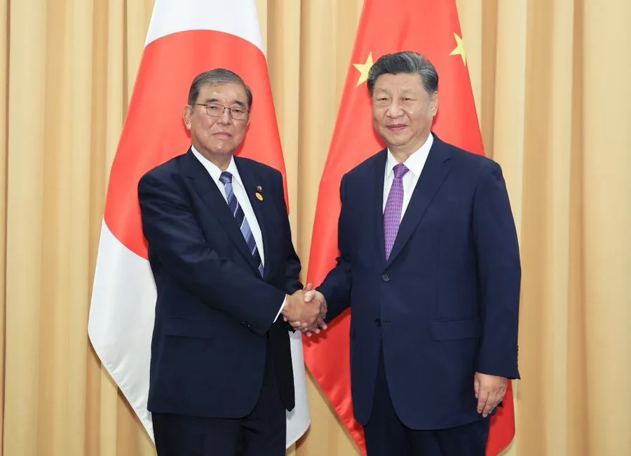 Xi Jinping meets for the first time with Japan's new prime minister: they discuss pressing issues