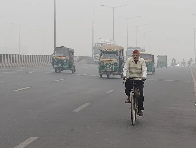 Dense fog enveloped Delhi: restrictions imposed due to high air pollution