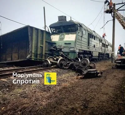 Партизани пошкодили залізницю біля Маріуполя: зіткнулися два локомотиви