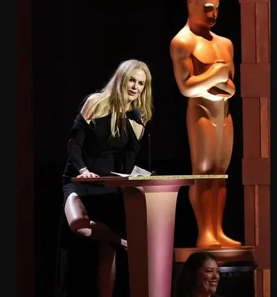 Nicole Kidman had to take off her shoes at the Governor's Award ceremony