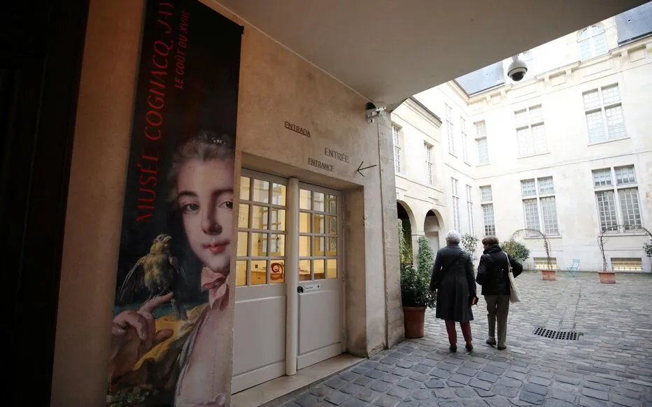 Five collection boxes and tobacco boxes: criminals with axes steal from a museum in Paris