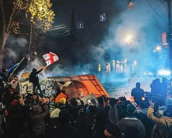 В Тбилиси изоляторы переполнены после двух дней разгонов митингов