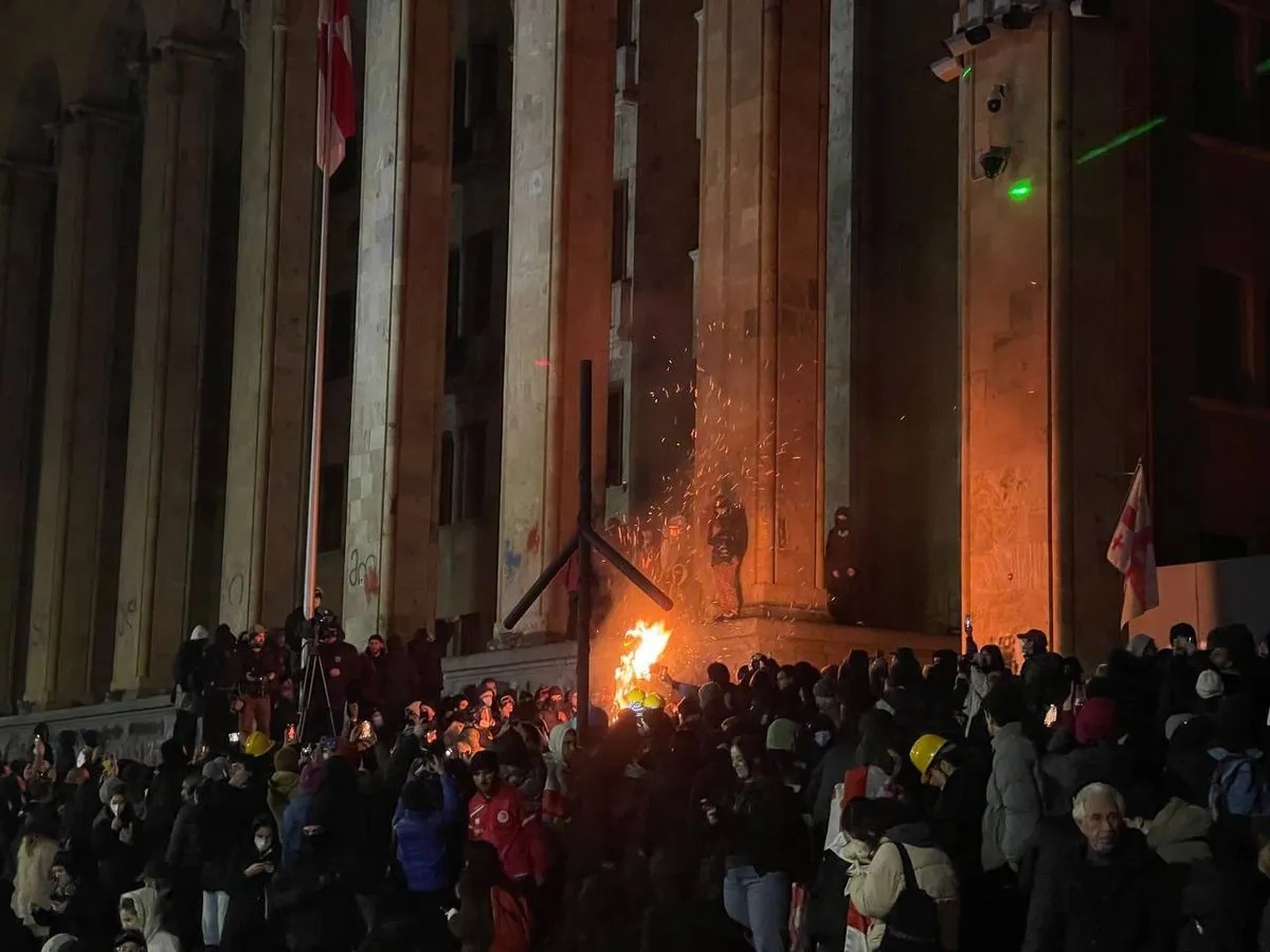 Protesty w Tbilisi: w budynku parlamentu wybuchł pożar