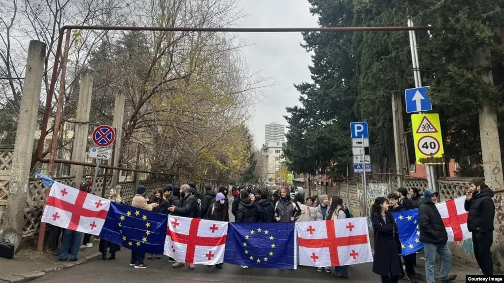 In Georgia, students and schoolchildren come out to protest. The authorities urge to return to school