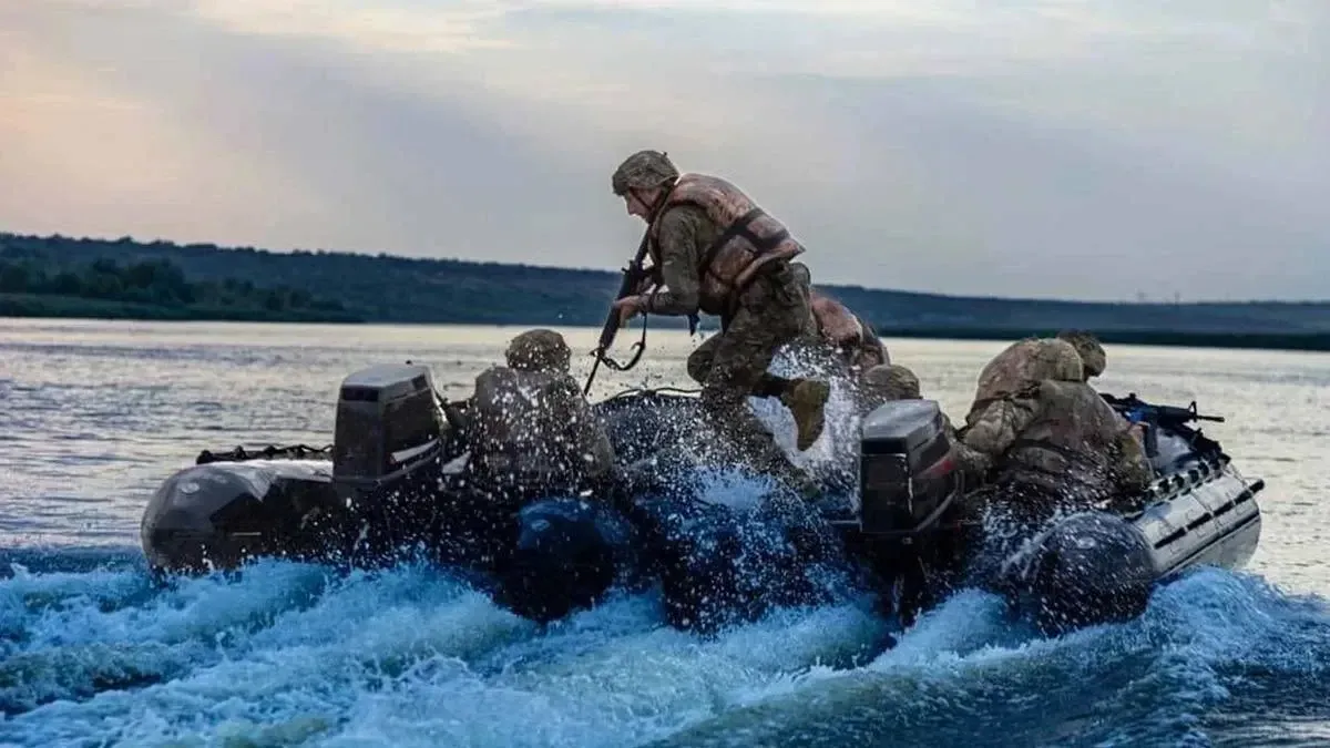 російські військові тонуть, намагаючись висадитися на островах Дніпра в Херсоні - партизани 