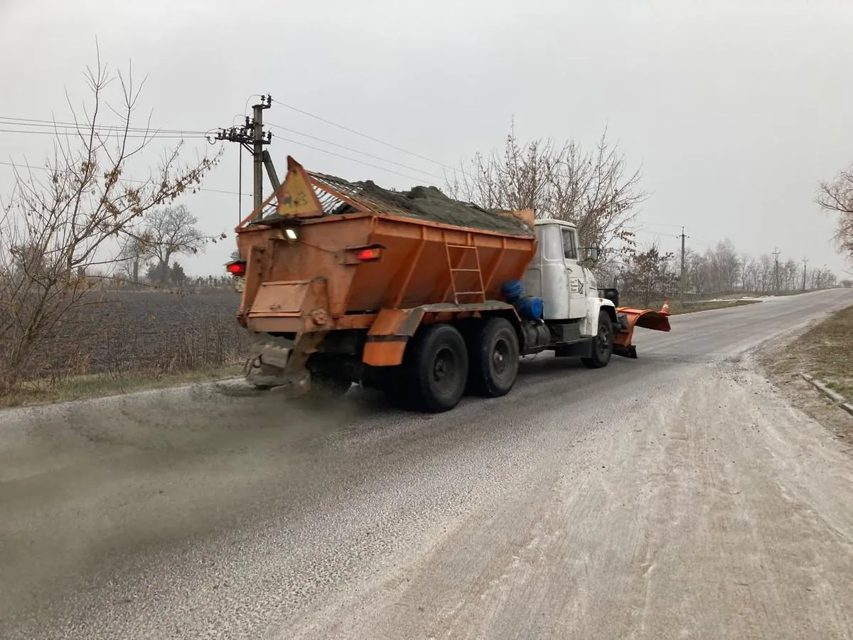 More than 120 units of special equipment work on the roads of the Kiev region due to ice