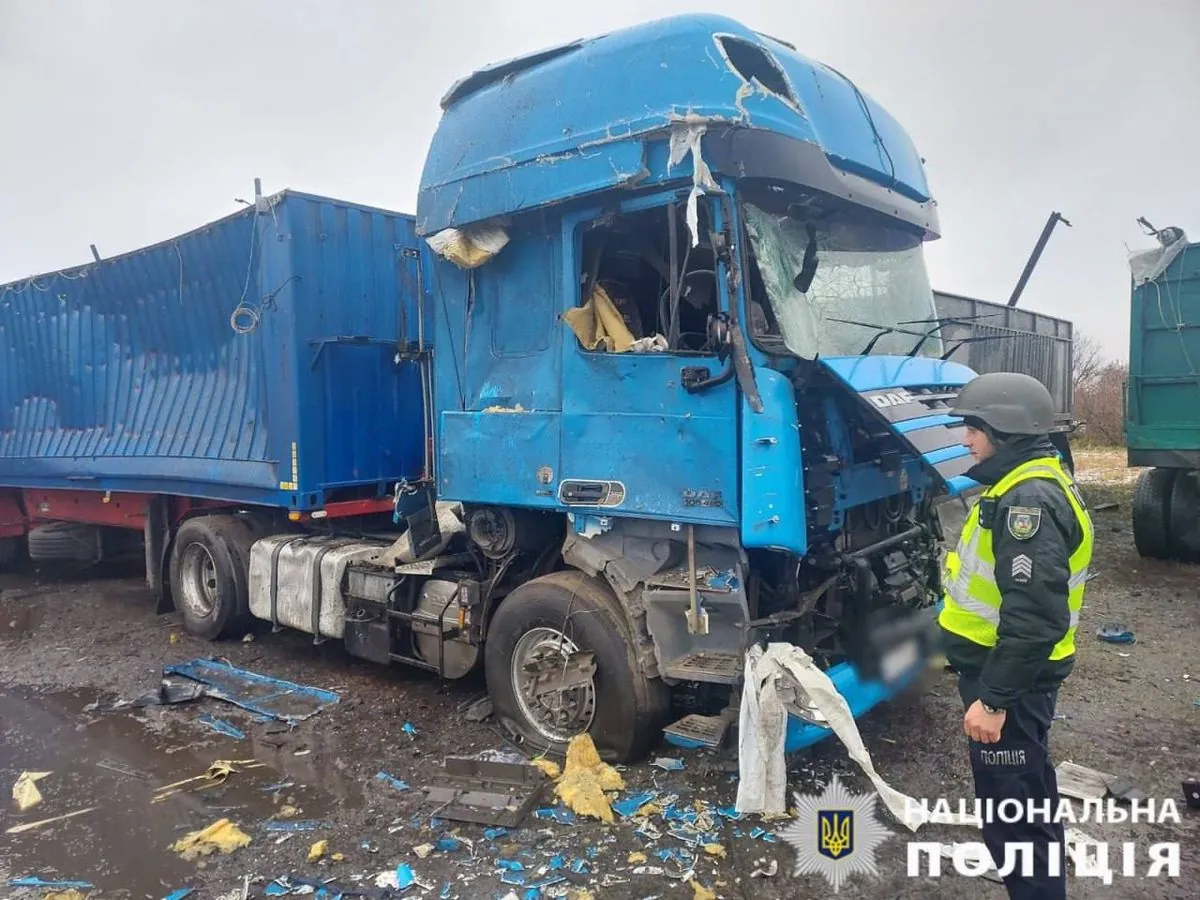 Наслідки нічної атаки дронів на Київщину: пошкоджено приватні будинки та вантажівки