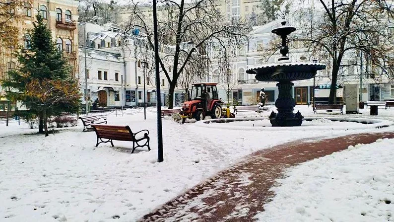 У Києві І рівень небезпечності через мокрий сніг: понад 230 одиниць спецтехніки очищають дороги