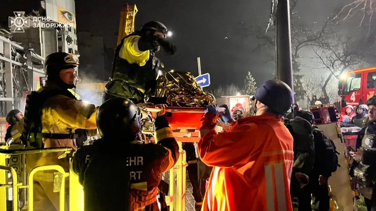 У Запоріжжі рятувальники дістали з-під завалів двох жінок, які додзвонились на лінію "101"