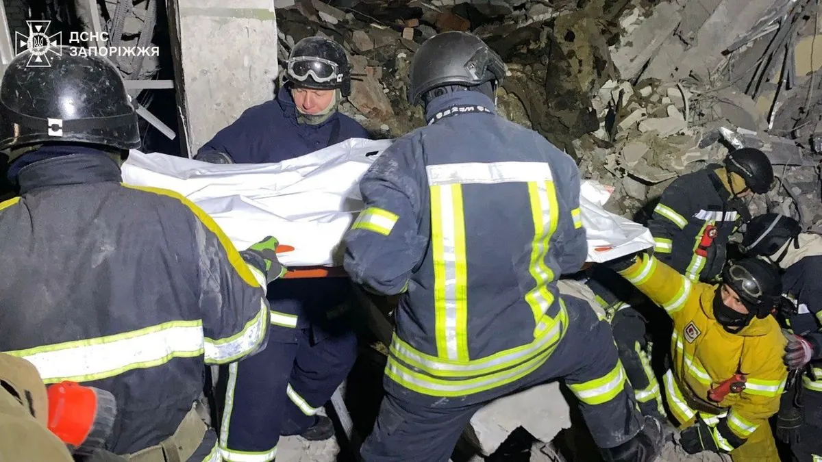 Another victim of Russia's strike in Zaporizhzhia is pulled out of the rubble