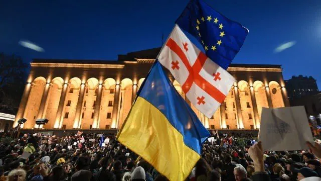 Протести у Грузії: до мітингувальників приєдналися держслужбовці Протести у Грузії: до мітингувальників приєдналися держслужбовці