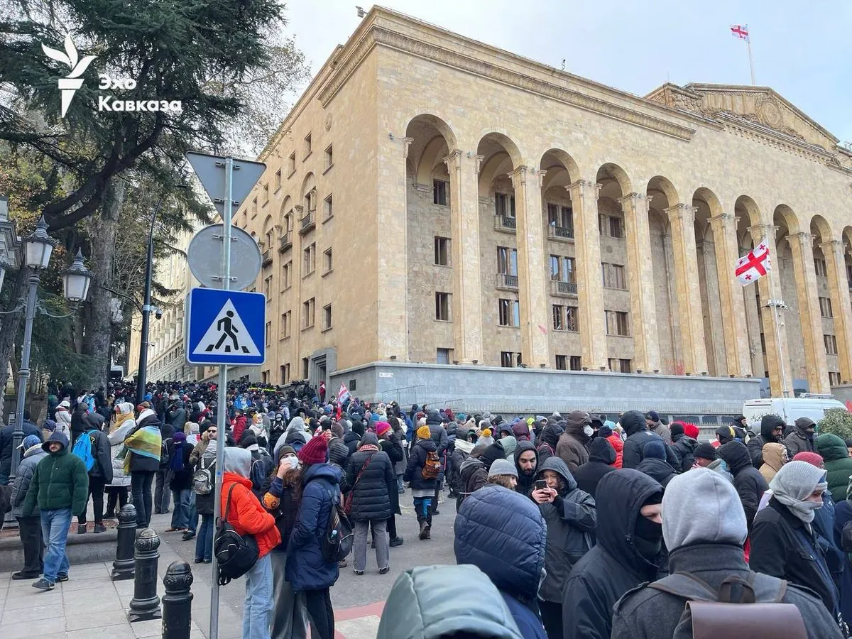 В Тбилиси протестуют против кандидата в президенты без высшего образования