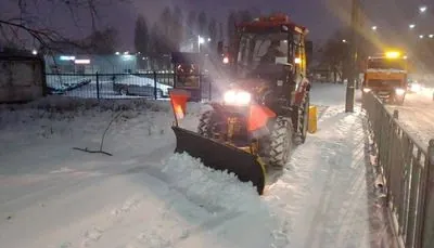 Kyiv is fighting snow: more than 200 vehicles and thousands of workers are working on the roads