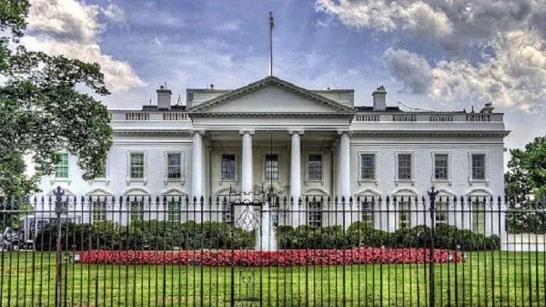 An unknown man tried to climb over the fence at the White House: what happened?