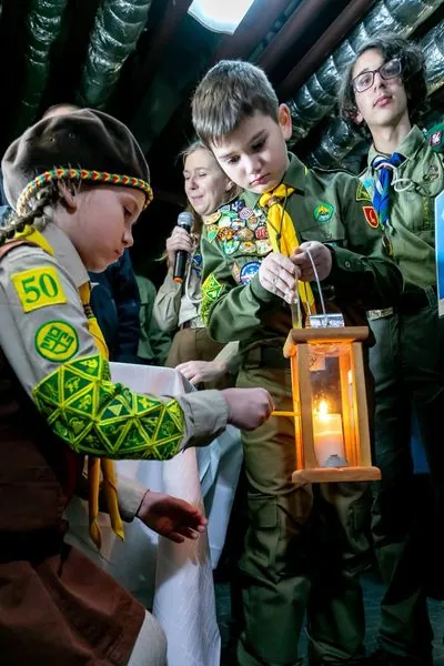 До столиці привезли Вифлеємський вогонь: відзавтра його можна буде отримати на вокзалах низки міст України