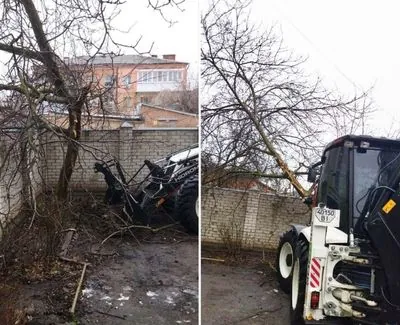 Экскаватор, стрельба и разрушенный забор: что произошло возле дома в Полтаве