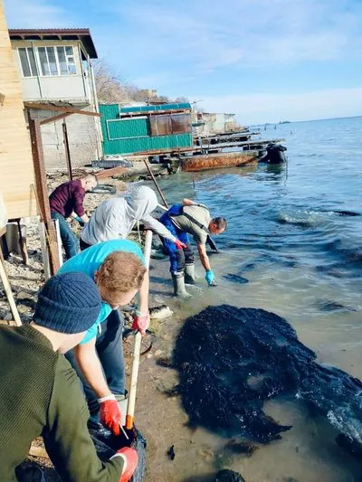 Мазут дістався берегів окупованої Керчі: у місті запроваджено режим НС