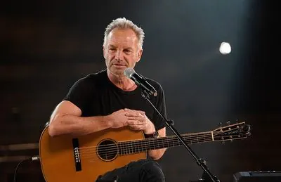 Sting performed his hit song “Shape of my Heart” to the accompaniment of a Ukrainian bandura player