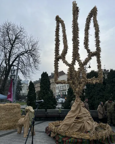 Galician paratroopers undergoing rehabilitation after being wounded, set up the largest Trident of didukhs