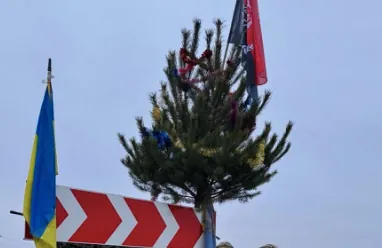 Ukrainian servicemen set up a Christmas tree for the holidays in Suzha