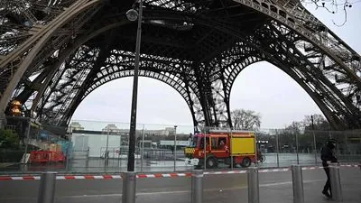 Fire breaks out in the Eiffel Tower: over a thousand people evacuated