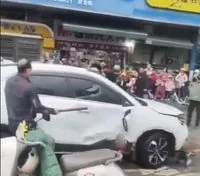 In China, a driver is sentenced to a suspended death penalty in a case of running over a crowd near a school