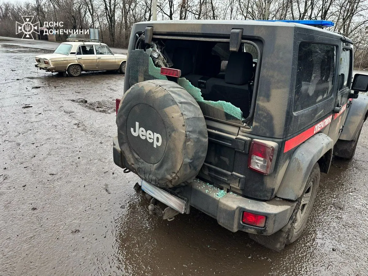 Рятувальники потрапили під обстріл біля Покровська: пошкоджено оперативний автомобіль