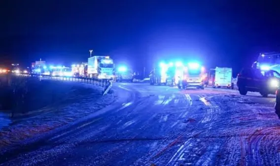 На півночі Норвегії автобус з 60-70 людьми на борту частково занурився в море