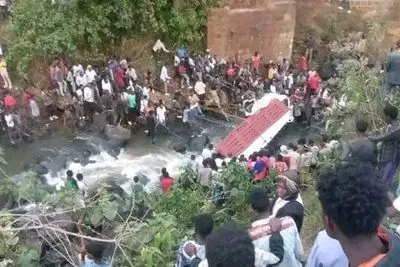 An accident in Ethiopia killed 71 people: a truck with wedding guests fell into the river