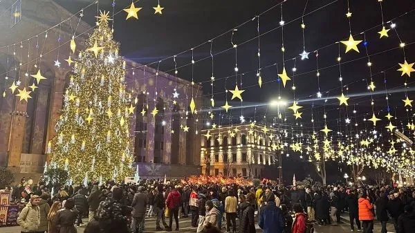 Protest New Year on Rustaveli Avenue in Tbilisi: they urge people to come with delicious food and a huge table is already being set up