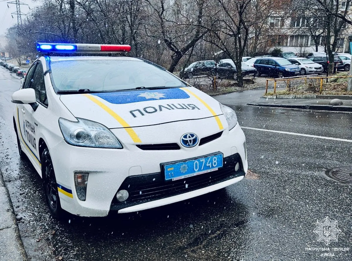 Wet snow: patrol policemen give tips on safe driving in bad weather