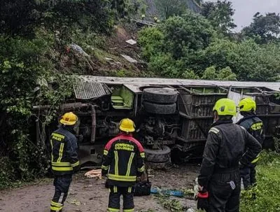 A bus with 42 passengers fell into an abyss in Colombia: 13 dead