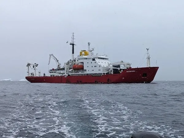 The Noosphere icebreaker arrived at the Akademik Vernadsky station for the first time this season: what it brought