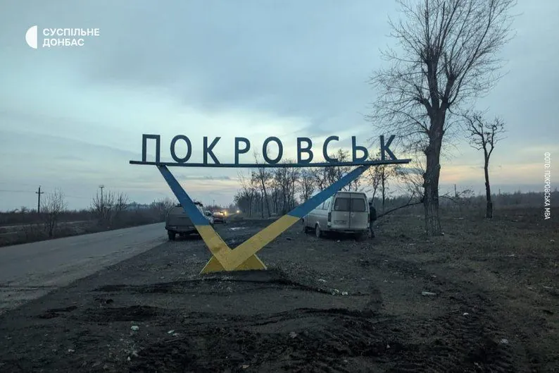 A stele destroyed by Russian shelling at the entrance to Pokrovsk is restored