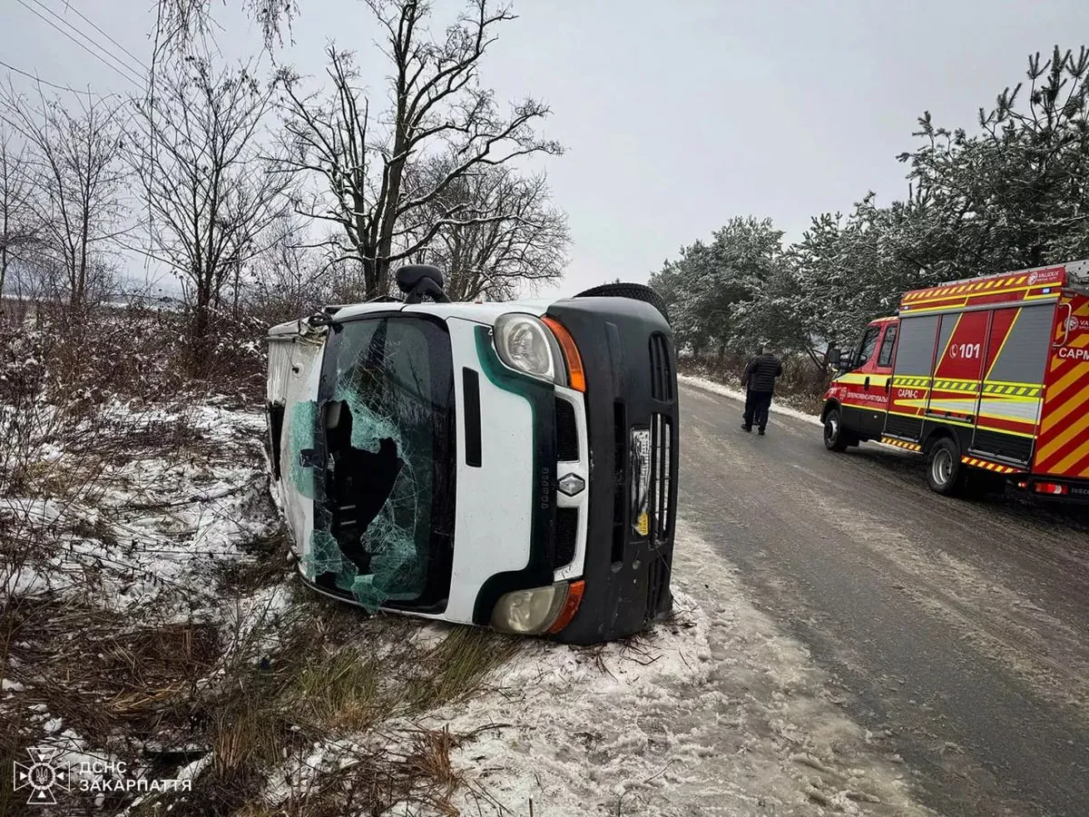 A minibus with 8 passengers overturned in Transcarpathia: a child is among the victims