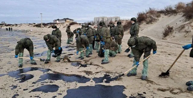 В Евпатории на побережье обнаружили участки загрязнения мазутом