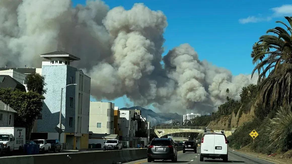 30 thousand people are evacuated as a fire breaks out in the neighborhood of Hollywood stars in the United States