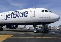 Пассажир JetBlue открыл аварийный выход самолета из-за ссоры с девушкой