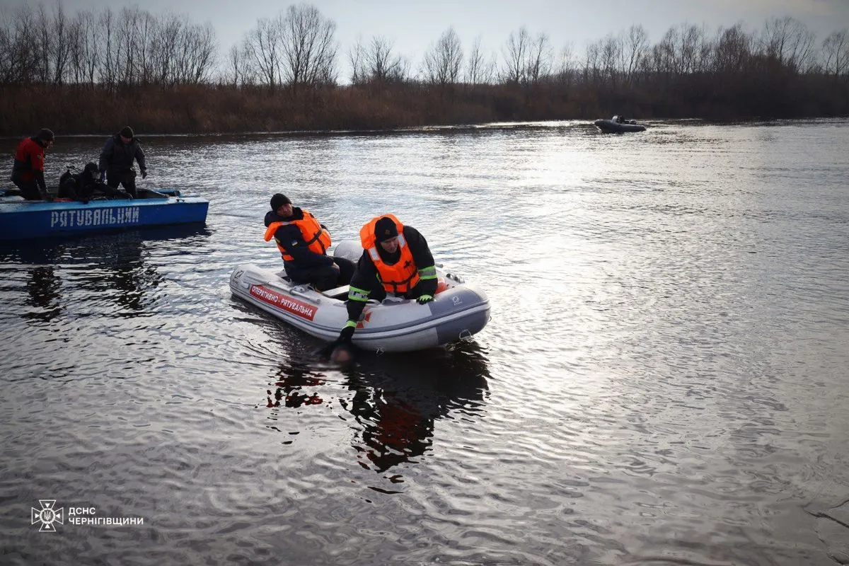 Fell through the ice in Chernihiv region: rescuers found the body of a grandfather, search for 7-year-old grandson continues