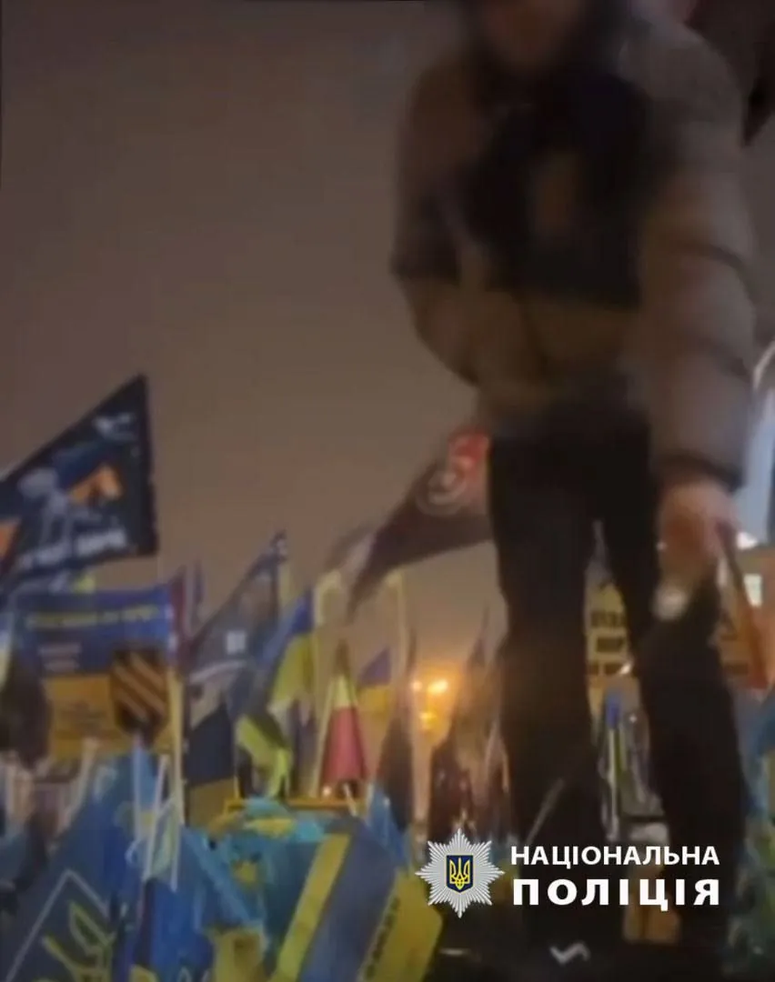 He tried to set fire to flags on Independence Square: SBU and police detain 23-year-old man He tried to set fire to flags on Independence Square: SBU and police detain 23-year-old man