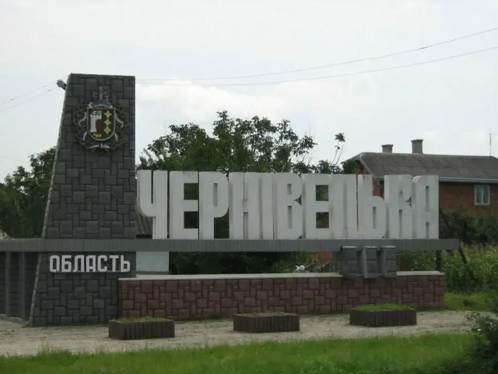 Flagpoles at defenders' gravesites damaged at Bukovyna cemetery - police Flagpoles at defenders' gravesites damaged at Bukovyna cemetery - police