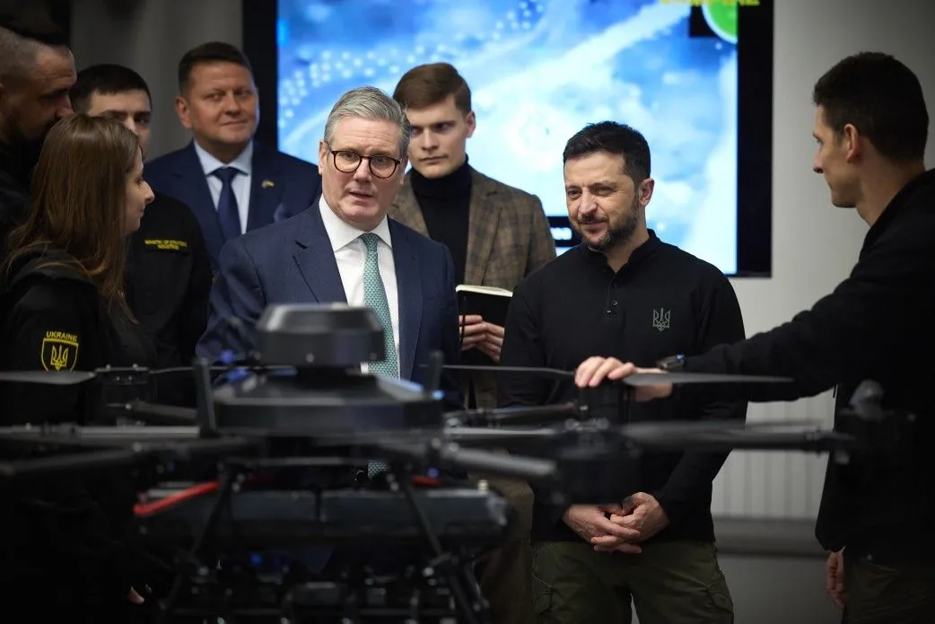 Зеленский и Стармер осмотрели новые украинские дроны-бомберы с британскими компонентами Зеленский и Стармер осмотрели новые украинские дроны-бомберы с британскими компонентами