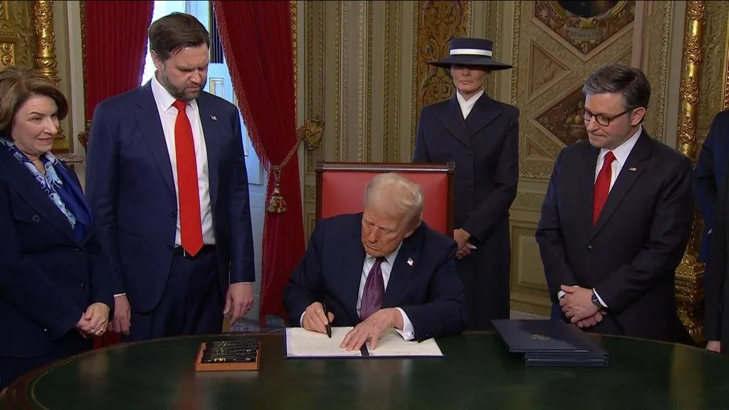 Трамп підписав документ про офіційний початок президентства і вирушив на обід Трамп підписав документ про офіційний початок президентства і вирушив на обід